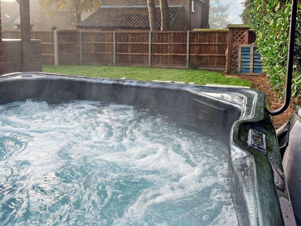 Hot-tub-cleaning